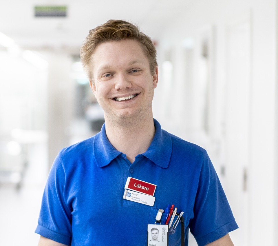 Läkare som står i en korridor