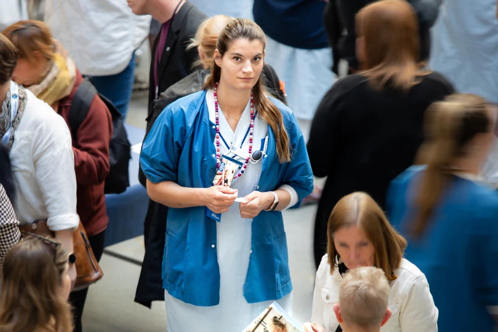 En grupp människor som står runt varandra.