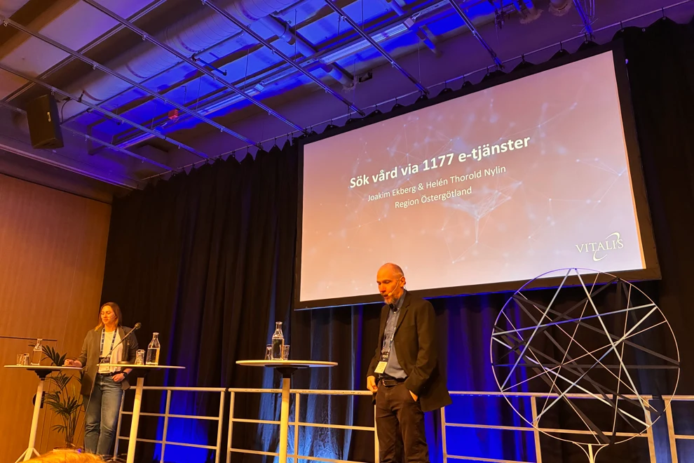 Två personer på en scen.