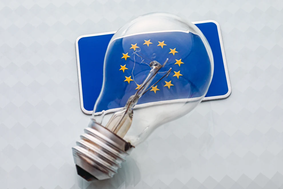 En glödlampa med en europeisk flagga på.