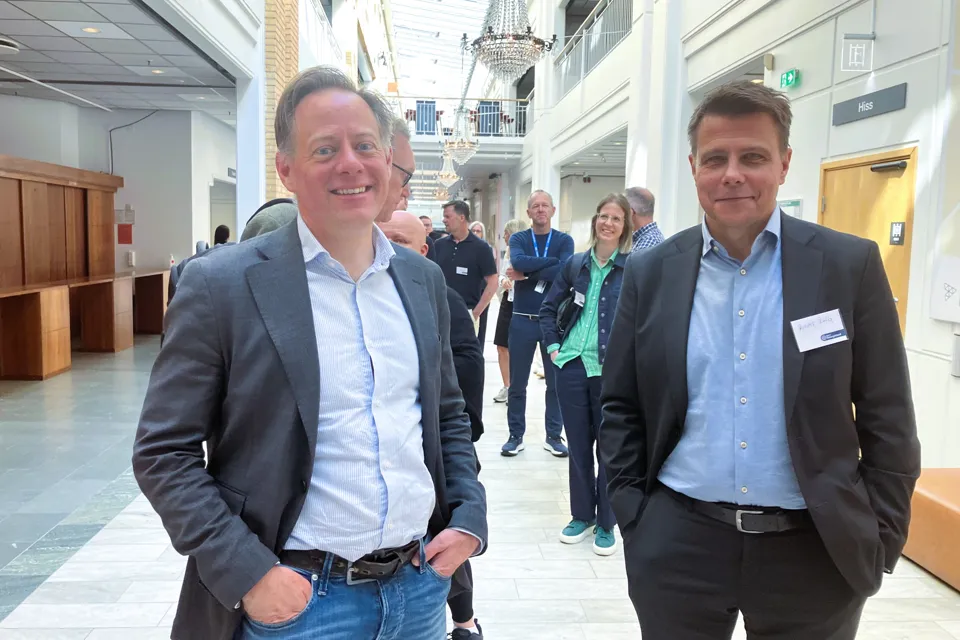 Två personer i kongresshall