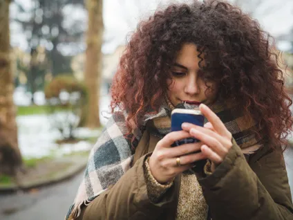 Person tittar på sin mobiltelefon
