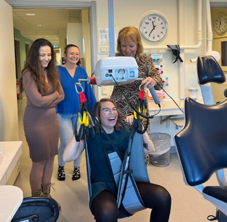 En grupp kvinnor som står runt en kvinna som sitter i en stol.