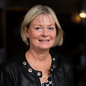 Anna Bowall i svart jacka står i en hall.