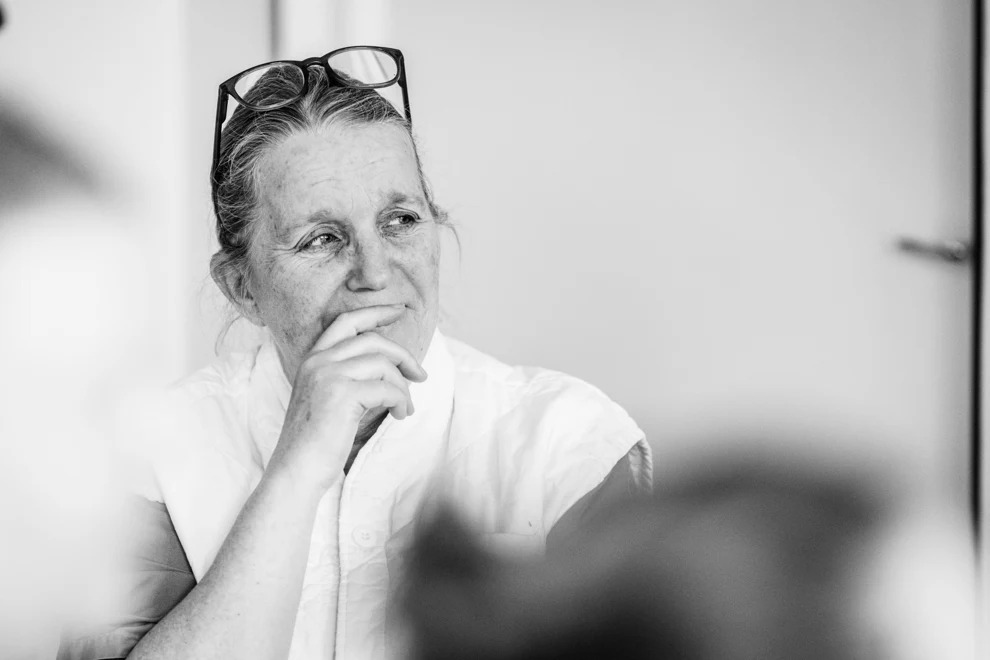 Ett svartvitt foto av en kvinna med glasögon.
